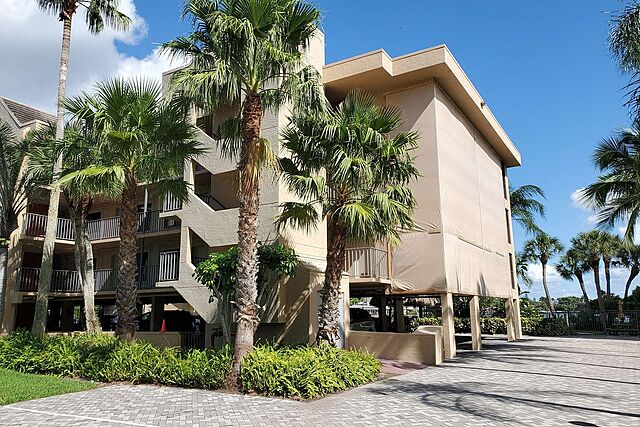 Vanderbilt Beach and Harbour Club