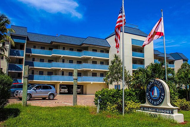 Mariner's Boathouse & Beach Resort