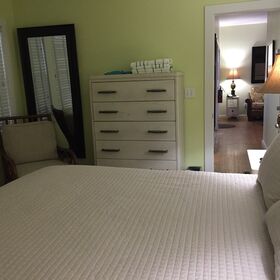 The queen bed is really comphy.