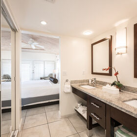 Primary bath 5 piece 2 sinks and 2 closets
