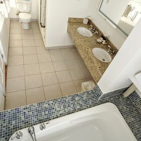 Ensuite Bath 2