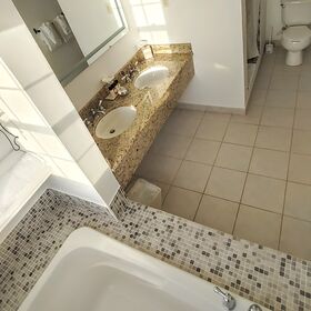 Ensuite Bath 1