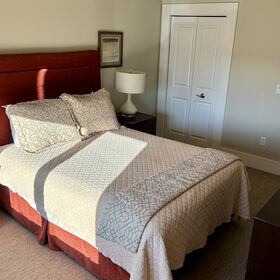 Guest Bedroom (Queen Bed)