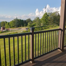 Front Patio/Deck Overlooking Blue Mountains (Steps From Ski Resort)