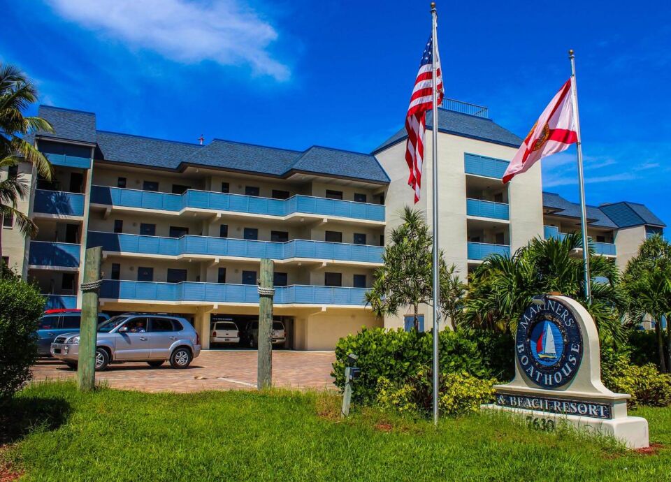 Mariner's Boathouse & Beach Resort