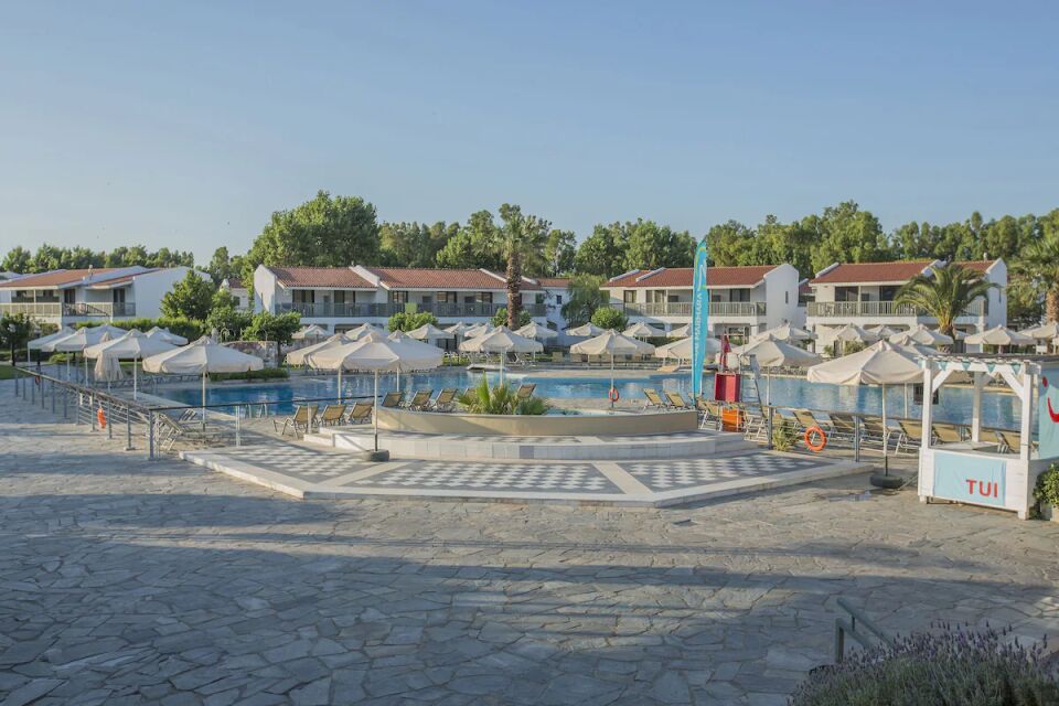 Golden Coast Hotel & Resort