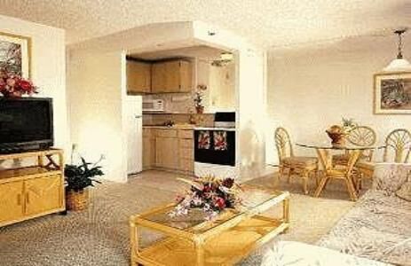 ResortQuest Pacific Monarch - Unit Kitchen & Dining Area