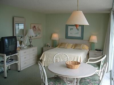 ResortQuest Pacific Monarch - Unit Kitchen & Bed