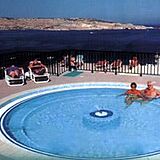 Howard Johnson Mediterranea Suites — Outdoor Pool at