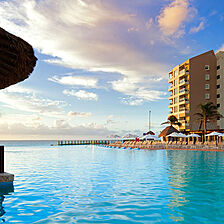 The Westin Lagunamar Ocean Resort Villas & Spa &mdash; Swim-Up Bar With Infinity Pool