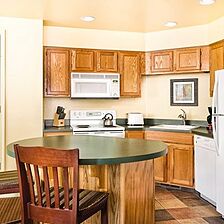 WorldMark Pinetop — Dining Area and Kitchen
