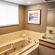 Pine Acres Lodge — Bathroom