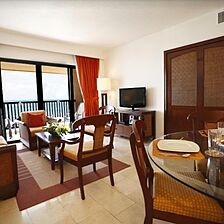 Royal Cancun (Formerly Club Internacional de Cancun) — Royal Cancun Living and Dining Area