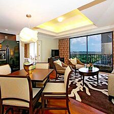 Wyndham Vacation Resorts Royal Garden at Waikiki — Living Area