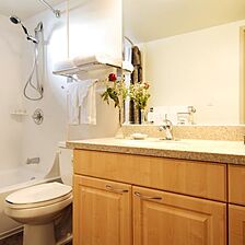 Aston Waikiki Sunset — Bathroom