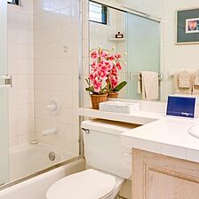 The Gardens at West Maui — Bathroom