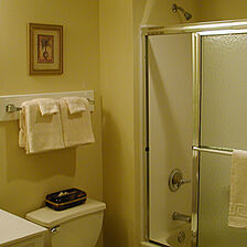 Destin Holiday Beach Resort — Bathroom