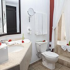 Krystal Grand Nuevo Vallarta — Bathroom