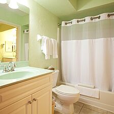 Harder Hall Lakeside Villas — Bathroom