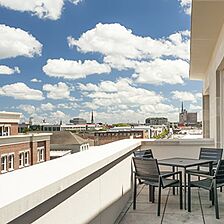 King 583 &mdash; Balcony