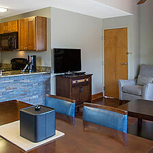 Laurel Crest Resort — kitchen & dining area