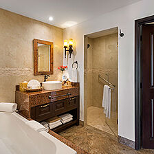 Hacienda Encantada Resort & Residences — El Encanto Luxury Suite Bathroom