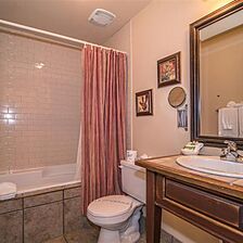 Auberge du Lac Morency — Sample Bathroom