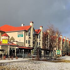 Chateau Canmore Quality Resort — Exterior