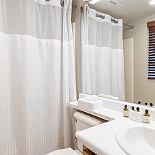 RiverPointe at Napa Valley — Sample bathroom