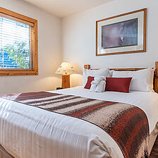 Red Wolf Lakeside Lodge &mdash; Sample Bedroom