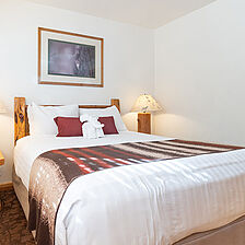 Red Wolf Lakeside Lodge &mdash; Sample Bedroom