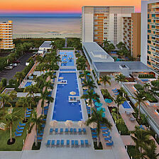 Marriott's Crystal Shores — Exterior and Parking