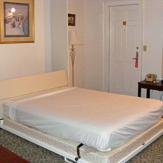 Eastern Slope Inn — queen-size Murphy bed