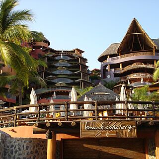 Hilton Grand Vacations Club Zihuatanejo — Looking up from beach
