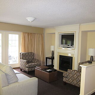Hilton Vacation Club Greensprings Williamsburg — Sample unit living room with walkout balcony has fireplace and TV
