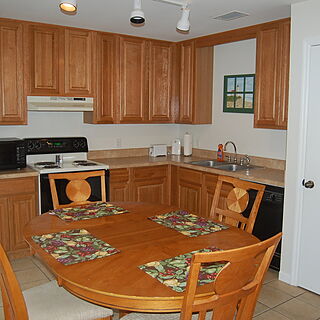 Southern Shores Beach Resort — Kitchen and Dining