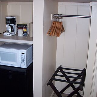 Hotel Molokai — Standard Room Microwave and Mini Fridge