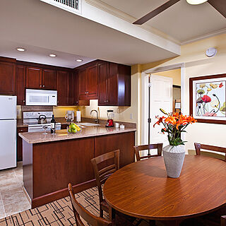 Winners Circle Resort — Kitchen and Dining Area