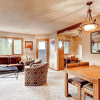 Woods Manor Condominiums &mdash; Living Area