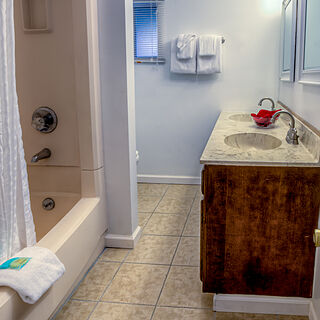 Club Chalet of Gatlinburg — - 2B Bathroom