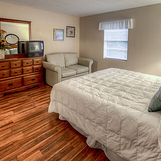 Club Chalet of Gatlinburg — - 6B Bedroom
