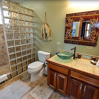 Captain Morgan's Vacation Beach Club — Sample unit bathroom
