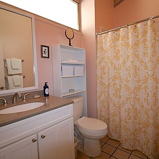 Cedar Cove Hotel — Bathroom