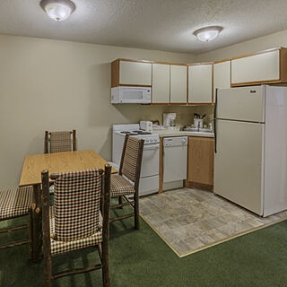 Holiday Inn Club Vacations Oak n' Spruce Resort — Kitchen