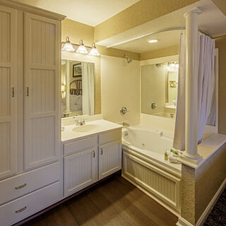 Holiday Inn Club Vacations Oak n' Spruce Resort — Bathroom