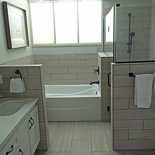 The Lodge at Eagle Crest Resort — Sample unit master bathroom