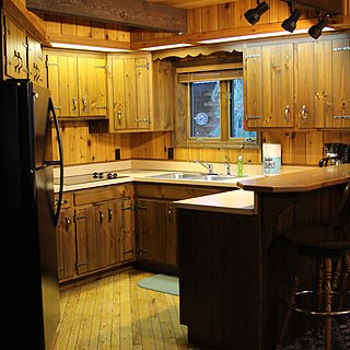 Glacier Wilderness Resort — Full kitchen with dishwasher