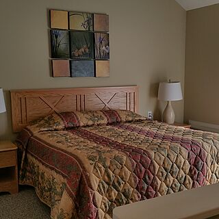 Tanglwood Resort &mdash; Upstairs Bedroom with King bed and full bath