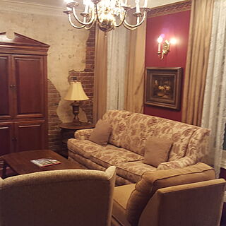 Very comfortable New Orleans-style living area with large dining table.