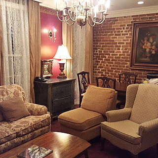 Very comfortable New Orleans-style living area with large dining table.